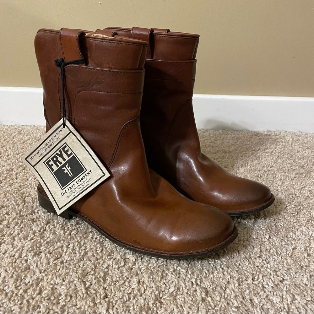 36. Women’s Frye flat‎ boots (8)